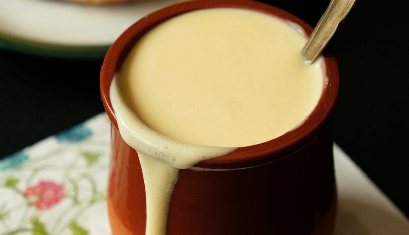 Sos pentru deserturi „lapte condensat” keto, fără lapte